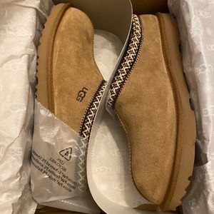 NWB Tasman Uggs slippers (Size 6y = womens 7)